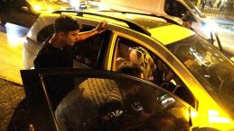 Kontrolden Çıkan Otomobil Yönlendirme Tabelasına Çarptı: 1 Ölü, 2 Yaralı