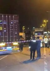 Kontrolden Çıkan TIR Karşı Şeride Geçip Motosiklete ve Otomobile Çarptı: 1 Ölü, 1 Yaralı