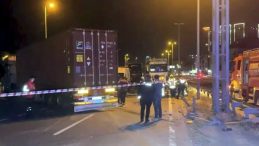 Kontrolden Çıkan TIR Karşı Şeride Geçip Motosiklete ve Otomobile Çarptı: 1 Ölü, 1 Yaralı