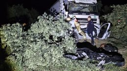 Kontrolden Çıkan TIR, Otomobili Biçti: 1 Kişi Hayatını Kaybetti