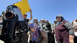Köy köy dolaşıp gökyüzünü tanıtıyor: Bu öğretmenin hikayesi ilham veriyor: Tüm çocuklar Ay’a bakana kadar durmayacağım.