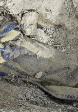 Koyun otlatan çoban battaniyeye sarılı erkek cesedi buldu