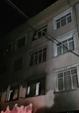 Küçükçekmece’de Yangın! 3 Katlı Bina Alevlere Kapıldı