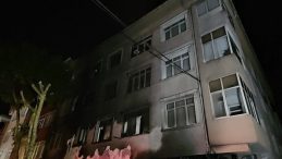 Küçükçekmece’de Yangın! 3 Katlı Bina Alevlere Kapıldı