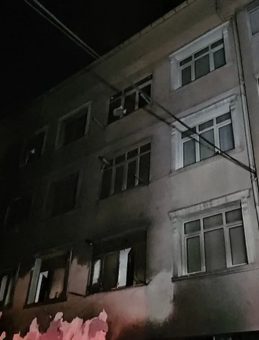 Küçükçekmece’de Yangın! 3 Katlı Bina Alevlere Kapıldı