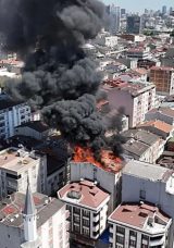 Küçükçekmece’deki 6 Katlı Binanın Çatısında Yangın