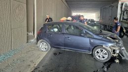 Manisa’da Feci Kaza! Lastiği Patlayan Araç Tünel Duvarına Çarptı! 3’ü Çocuk 5 Yaralı