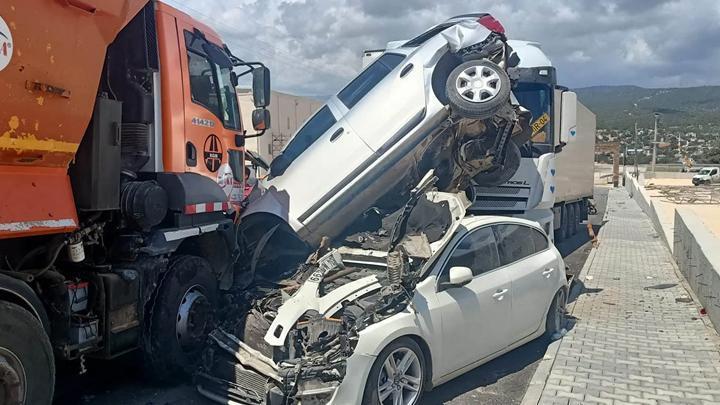 Mersin’de Faciadan Dönüldü! Kontrolden Çıkan Kamyon, 15 Araca Çarptı
