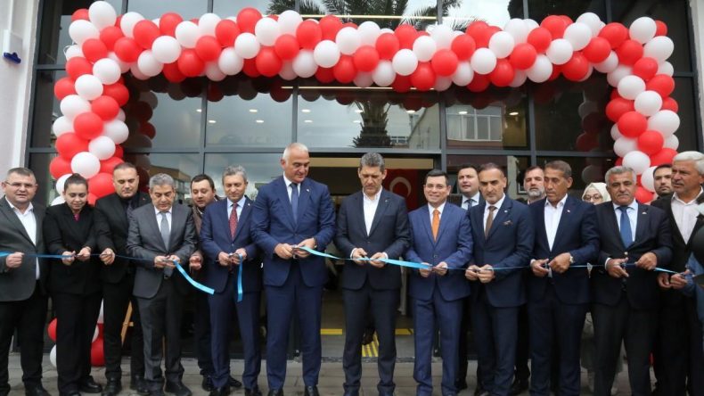 Metruk bina modern kütüphaneye dönüştü; açılışı Kültür ve Turizm Bakanı Ersoy yaptı