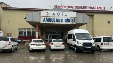 Minibüs Dereye Devrildi: 2 Ölü, 3 Yaralı
