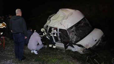 Minibüs Şarampole Devrildi; 1 Kişi Hayatını Kaybetti, 4 Kişi Yaralandı