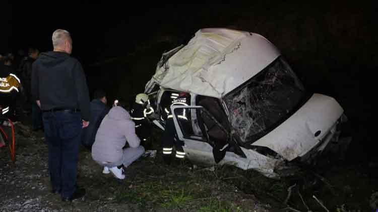 Minibüs Şarampole Devrildi; 1 Kişi Hayatını Kaybetti, 4 Kişi Yaralandı