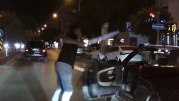 Motosikletliye Döner Bıçağı Çekti: O Sürücü Kıskıvrak Yakalandı!