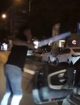 Motosikletliye Döner Bıçağı Çekti: O Sürücü Kıskıvrak Yakalandı!