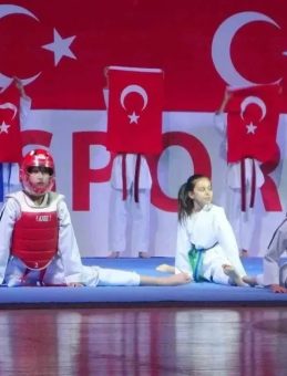 Muğla’da 19 Mayıs Coşkusu! F-16 Savaş Uçaklarının Gösterisi İzleyicileri Büyüledi
