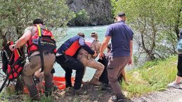 Munzur Nehri’nde can telaşı: Akıntıya kapılan adam bu sayede ölümden döndü!