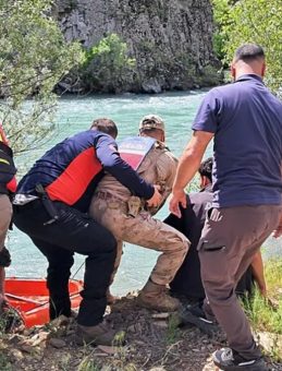 Munzur Nehri’nde can telaşı: Akıntıya kapılan adam bu sayede ölümden döndü!