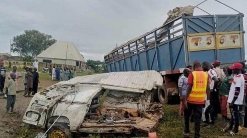 Nijerya’da Korkunç Kaza: Yolcu Otobüsü Kamyona Çarptı