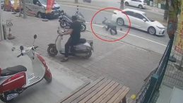 Omzunda Su Borularıyla Yürüyen Vatandaş Takla Atarak Düştü! Şaşırtan Kaza