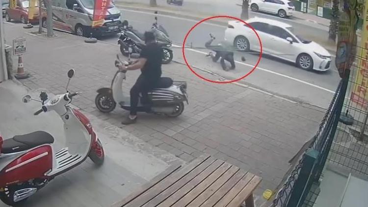 Omzunda Su Borularıyla Yürüyen Vatandaş Takla Atarak Düştü! Şaşırtan Kaza