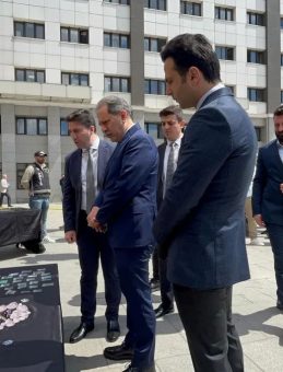 Operasyonla Ele Geçirilen Kaçak Pırlantalar: Değeri 250 Milyon Lira