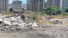 Örnekköy’de Çöp Yığınları Tepki Çekiyor