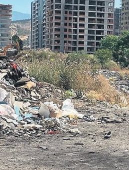 Örnekköy’de Çöp Yığınları Tepki Çekiyor