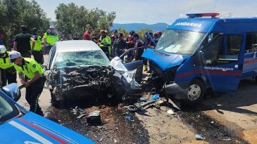 Otomobil ile Jandarma Minibüsü Çarpıştı: 25 Yaşındaki Sürücü Hayatını Kaybetti, 2 Asker Yaralandı