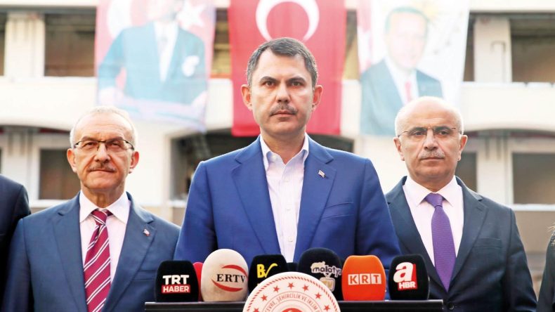 Özgür Bey gözlerindeki bandı çıkarsın