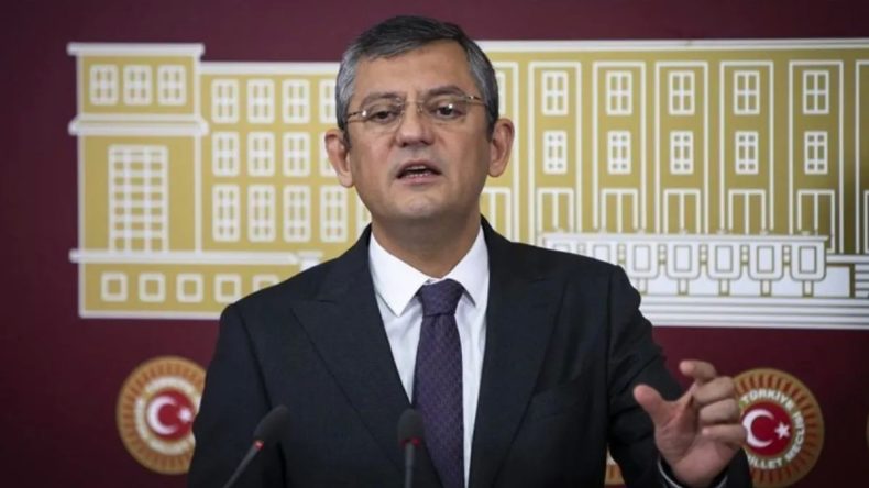 Özgür Özel, Ekrem İmamoğlu’nu Övmeye Çalışırken Kirli Zihniyetini Ortaya Koydu: Tepki Çeken ‘Göğün 7 Kat Üstünde’ İfadesi!