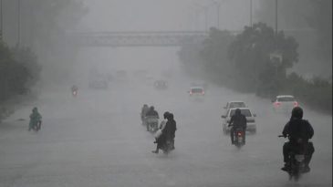 Pakistan’ı Etkisi Altına Alan Fırtına: Tabelalar Uçtu, Elektrik Kesintileri Yaşandı