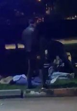 Parkta “lazer tutma” kavgası: 2 kişi bıçaklandı