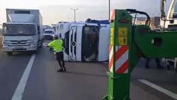 Pendik’te TEM Otoyolu’nda TIR devrildi!