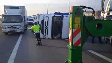 Pendik’te TEM Otoyolu’nda TIR devrildi!