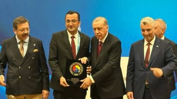 Plaketini Cumhurbaşkanı Erdoğan’ın elinden aldı