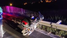 Polis Ekiplerinin Dikkati Olayı Aydınlattı! Bariyerlerde Sıkışmış Motosiklet Bulundu