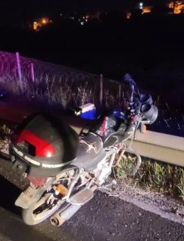Polis Ekiplerinin Dikkati Olayı Aydınlattı! Bariyerlerde Sıkışmış Motosiklet Bulundu