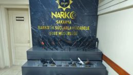 Sakarya’da Şaşırtıcı Operasyon! Kiralık Araçta Cephanelik Bulundu