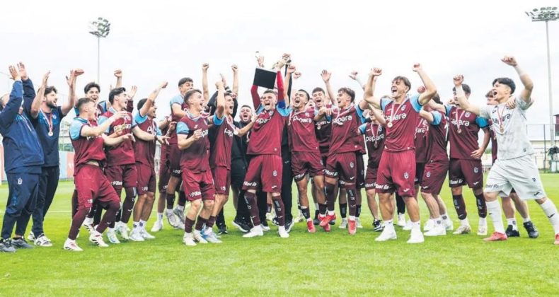 Şampiyon Kupasını Aldı