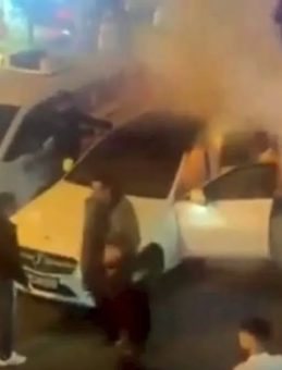 Şampiyonluk Kutlamalarında Havai Fişek Patlayan Araç Yangın Çıkardı