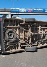 Servis Minibüsü Palmiyeye Çarparak Devrildi