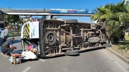 Servis Minibüsü Palmiyeye Çarparak Devrildi
