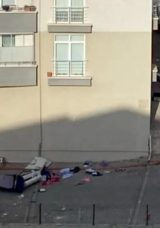 Sinir Krizi Geçiren Kişi Eşyalarını Balkondan Attı