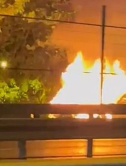 Şişli’de Seyir Halindeki Otomobil Alev Alev Yandı! İtfaiye Ekiplerince Söndürüldü