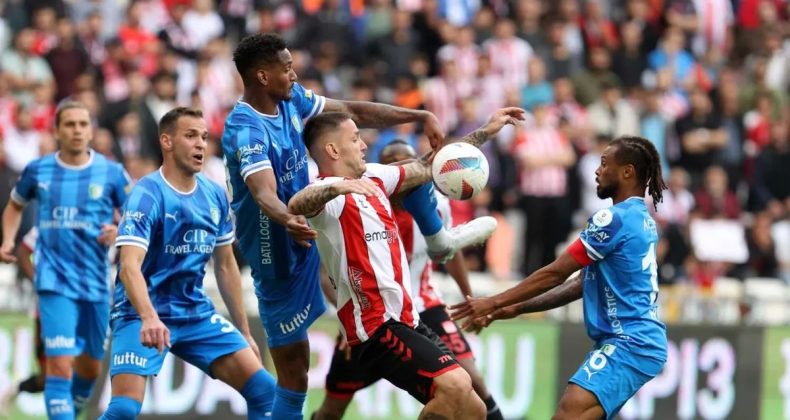 Sivasspor Taraftarından Tesislerin Önünde Protesto
