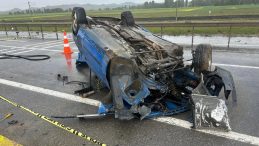 Sivas’ta otomobil karşı şeride geçip başka araca çarptı: 1 ölü 4 yaralı