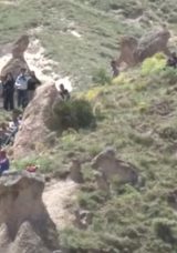 Son Dakika: Kapadokya’da Gergin Anlar: Sıcak Hava Balonu Peri Bacalarının Üzerine Düştü!