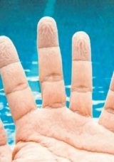 Suda Kalan Parmaklar Hep Aynı Şekilde Buruşuyor