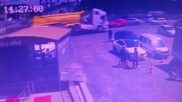 Sultanbeyli’de Dehşet Veren Kaza! Hafriyat Kamyonu Otomobilin Üzerine Devrildi