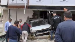 Sultanbeyli’de Otomobil İş Yerine Girdi: 1 Yaralı